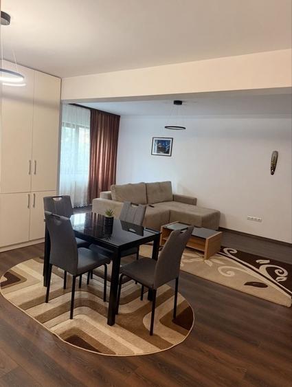 Apartament cu 2 camere decomandat în Tractorul