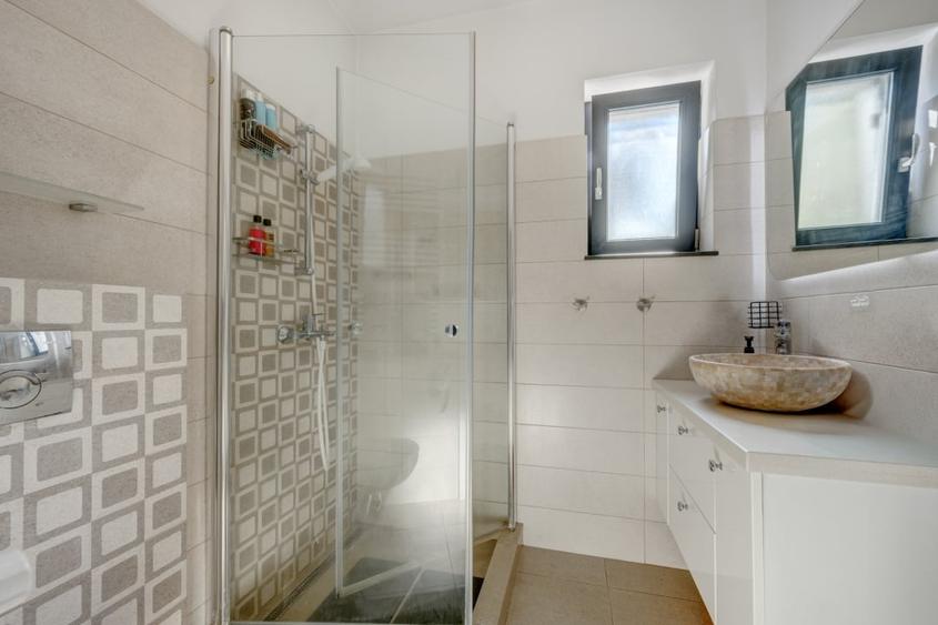Apartament cu 4 camere decomandat, mobilat în Mogoșoaia