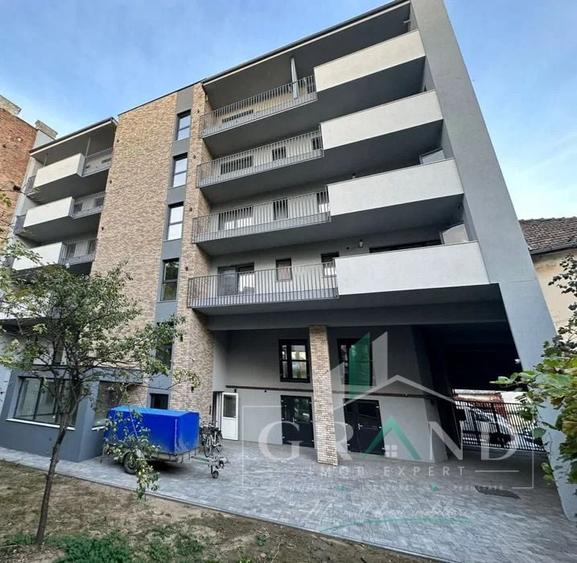 Apartament cu 3 camere semidecomandat, mobilat în Semicentral