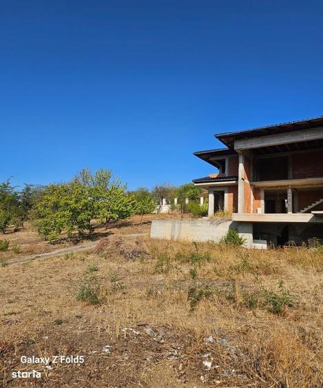 Casă cu 4 camere cu Teren 1400 Mp în Central