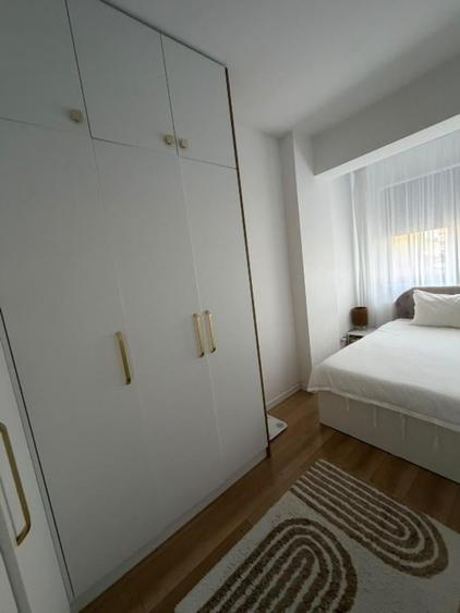 Apartament cu 3 camere decomandat în Drumul Taberei