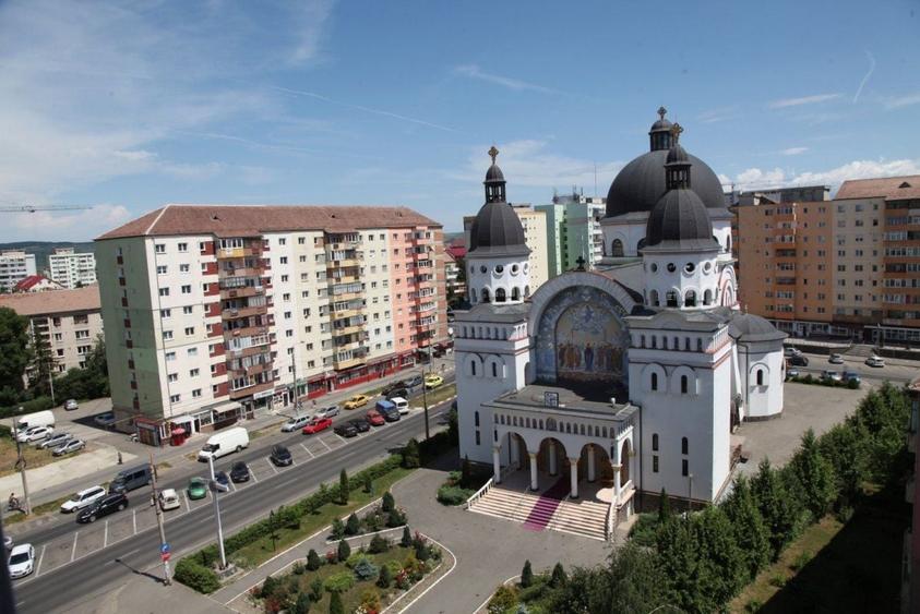 Apartament cu 2 camere semidecomandat, mobilat în Hipodrom 1