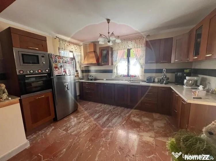 Casă cu 5 camere cu Teren 679 Mp în Central