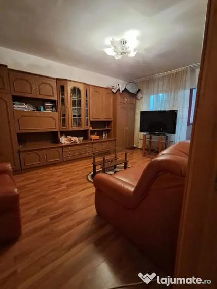 Apartament cu 3 camere decomandat în Metalurgie