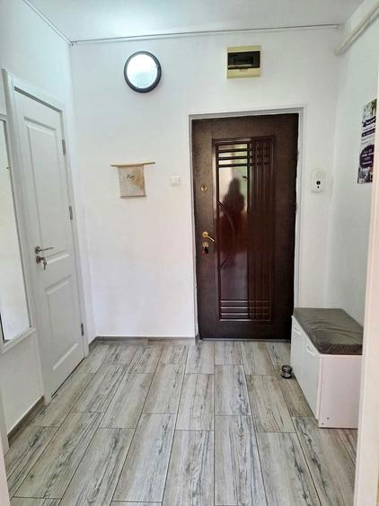 Apartament cu 3 camere semidecomandat în Micro 17