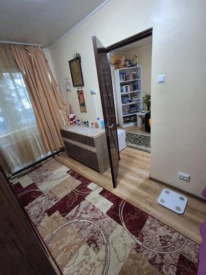 Apartament cu 3 camere semidecomandat în Obor