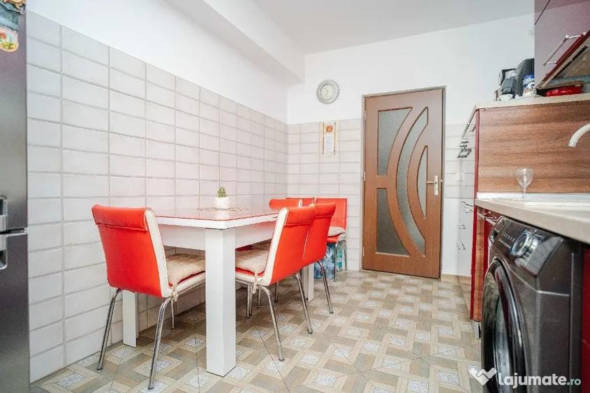 Apartament cu 3 camere decomandat în Rediu