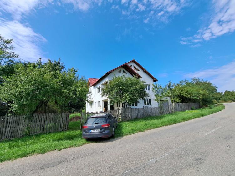 Casă cu 4 camere decomandat în Suseni