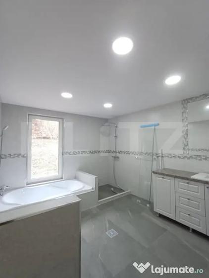 Casă cu 5 camere cu Teren 1590 Mp în Luna
