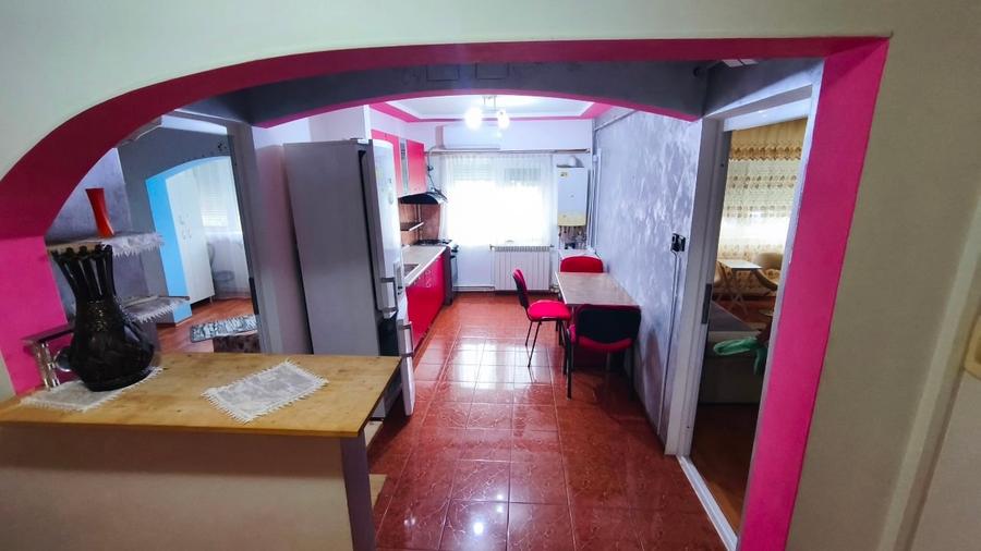Apartament cu 2 camere decomandat, mobilat în Central