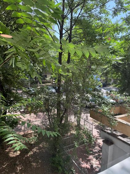 Apartament cu 3 camere semidecomandat, mobilat în Baba Novac