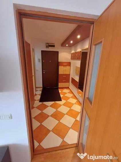 Apartament cu 3 camere decomandat în Tei