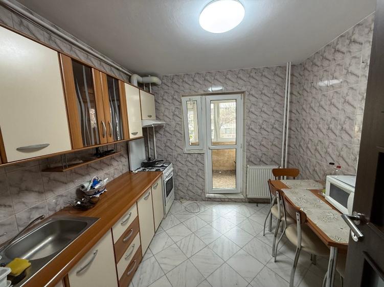 Apartament cu 3 camere decomandat, mobilat în Rahova