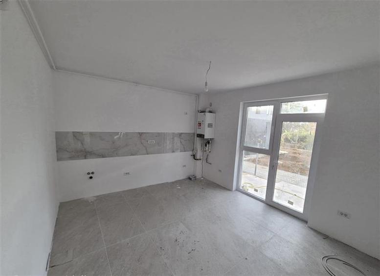 Duplex cu 4 camere cu Canalizare în Periferie