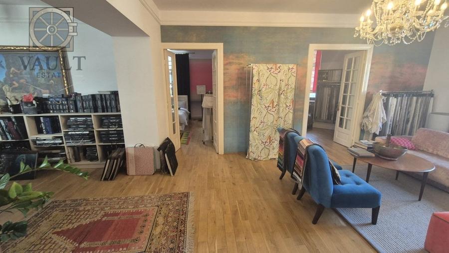 Apartament cu 5 camere semidecomandat în Moșilor