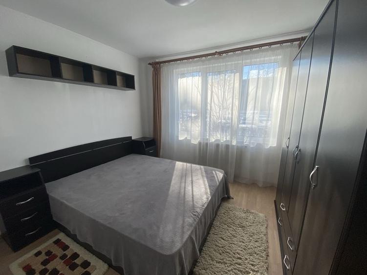 Apartament cu 3 camere decomandat în Tractorul