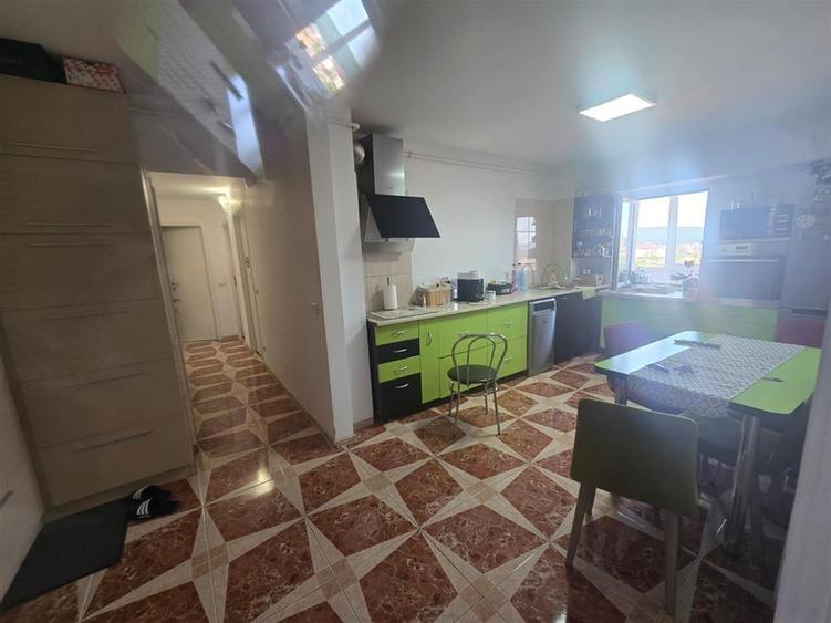 Apartament cu 3 camere decomandat, mobilat în Central