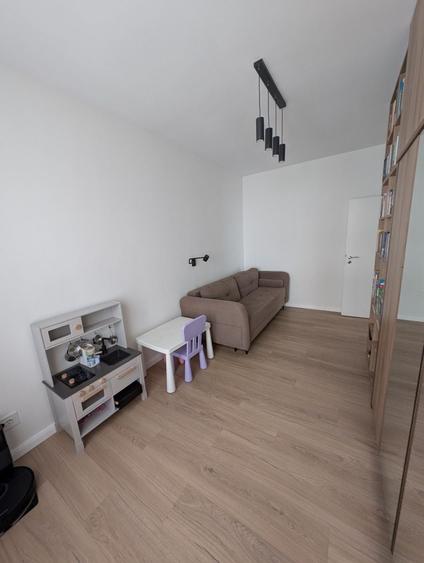 Apartament cu 4 camere semidecomandat în Sud