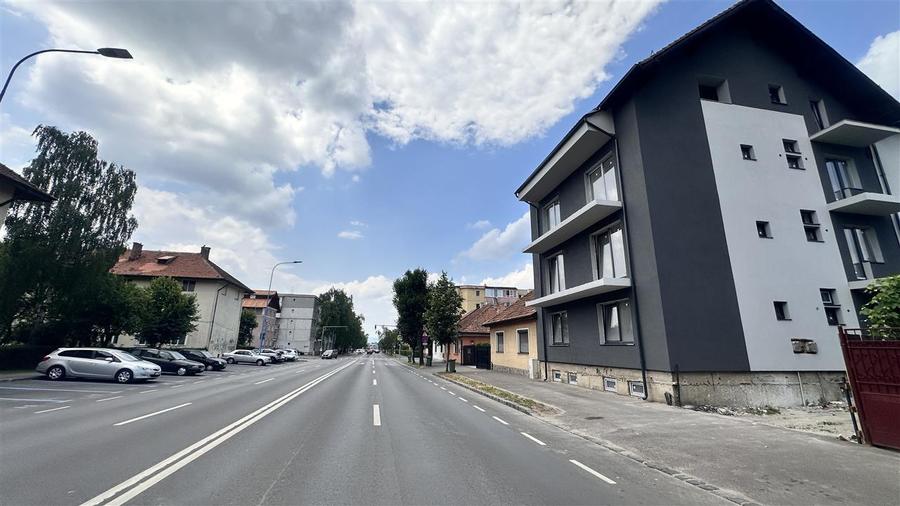 Apartament cu 3 camere decomandat în Tractorul