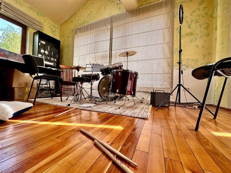 Casă cu 7 camere cu Teren 600 Mp în Pipera