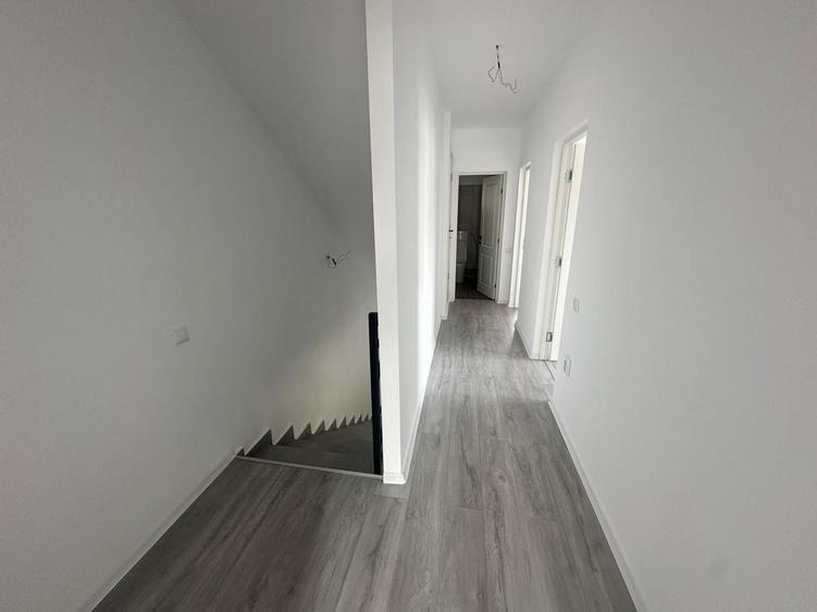 Duplex cu 4 camere cu Canalizare în Central