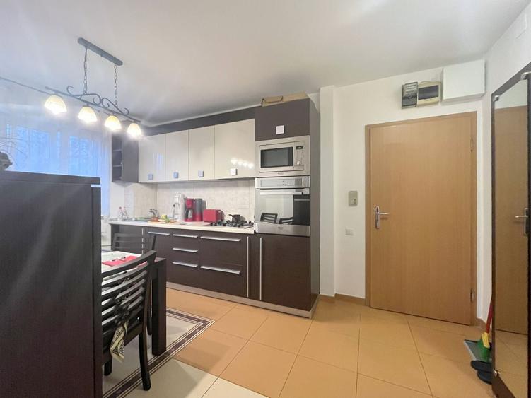 Apartament cu 4 camere decomandat, mobilat în Central