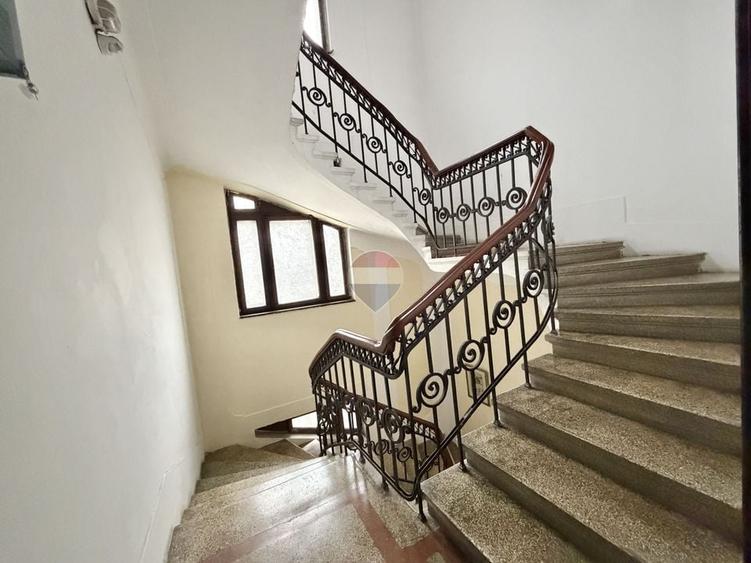 Apartament cu 3 camere semidecomandat în P-ța Romană