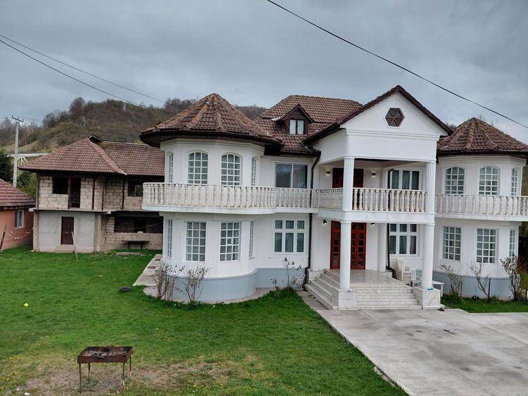 Casa cu 5 camere + teren intravilan de 1209 mp in Iscroni- Aninoasa - 1