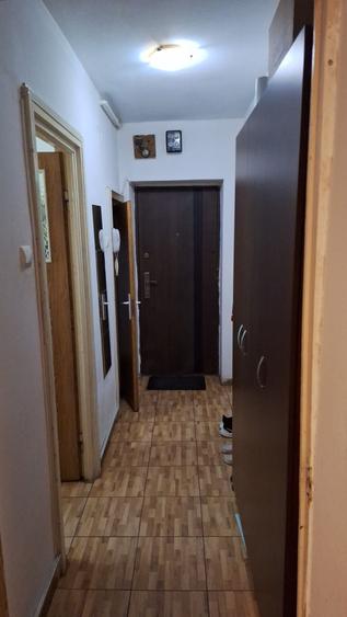 Apartament cu 3 camere semidecomandat în Crângași