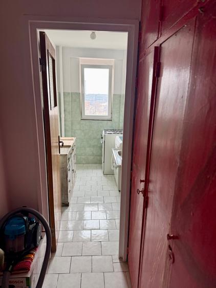Apartament cu 3 camere semidecomandat în P-ța Victoriei