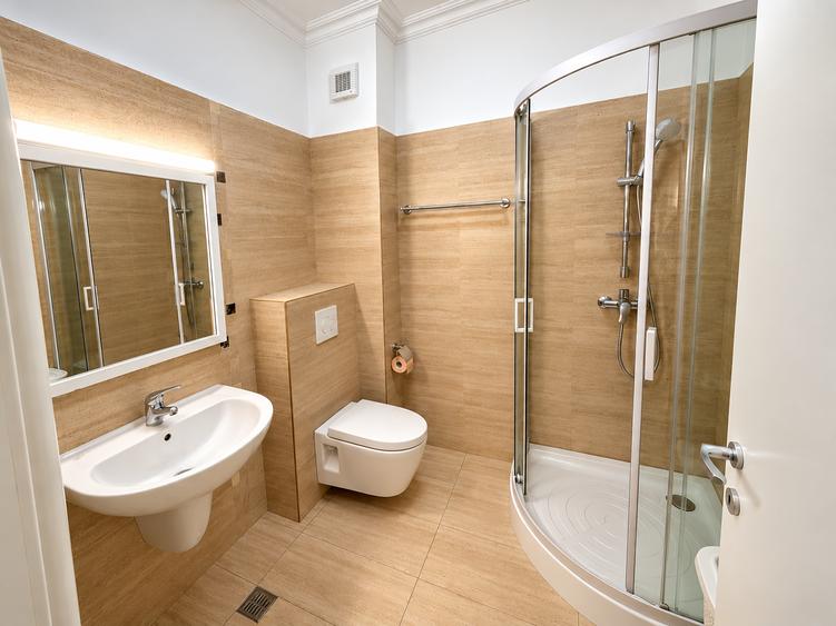 Apartament cu 3 camere semidecomandat în P-ța Victoriei