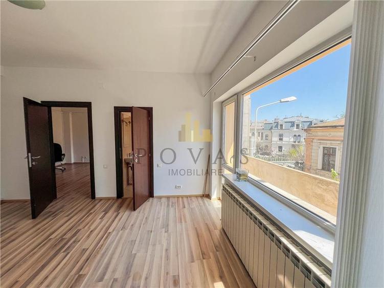 Apartament cu 4 camere decomandat în Universitate