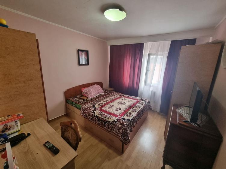 Apartament cu 4 camere decomandat, mobilat în Dacia
