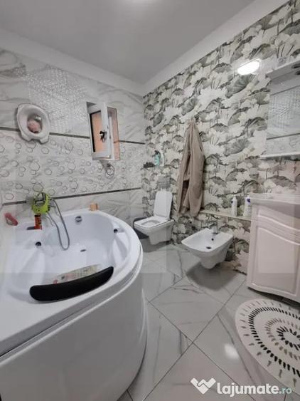 Casă cu 5 camere cu Teren 551 Mp în Central