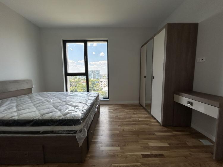 Apartament cu 3 camere semidecomandat în P-ta Presei Libere