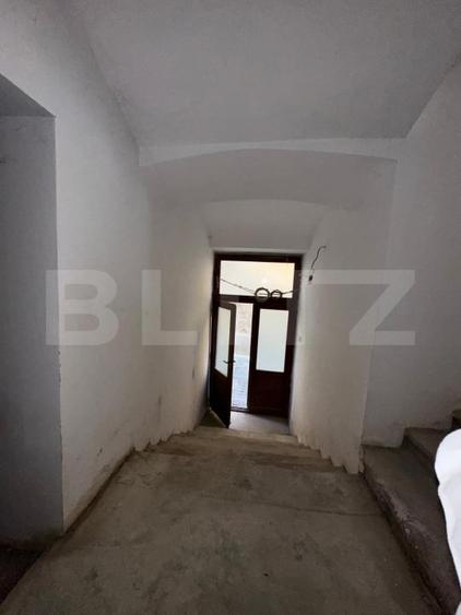 Casă individuală cu 6 camere cu Canalizare în Central