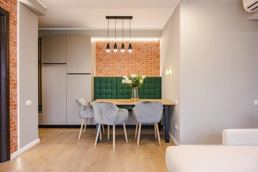 Apartament cu 3 camere semidecomandat în P-ța Victoriei