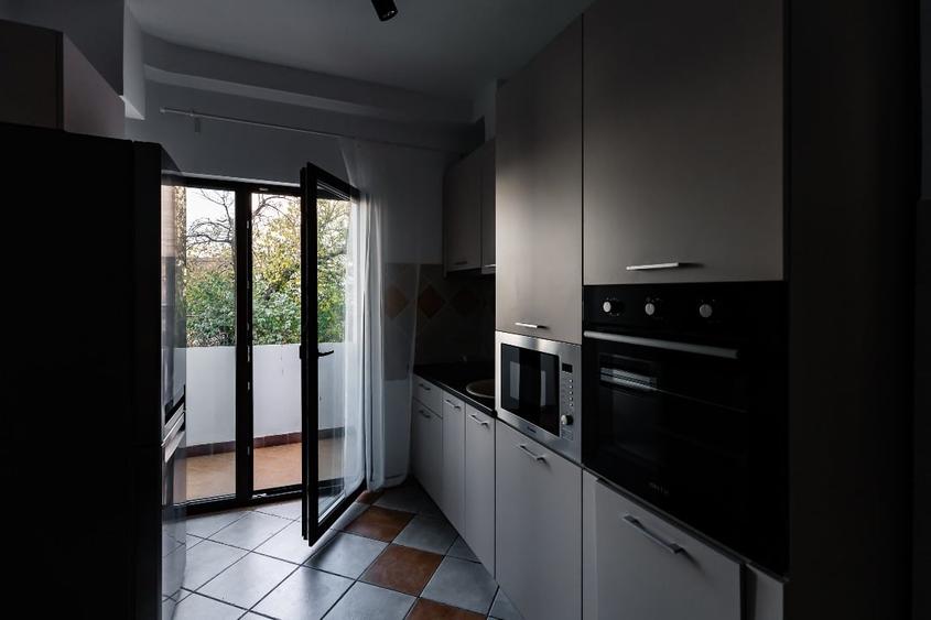 Apartament cu 3 camere semidecomandat, mobilat în Cișmigiu