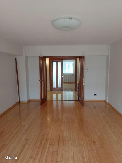 Apartament cu 4 camere în Decebal