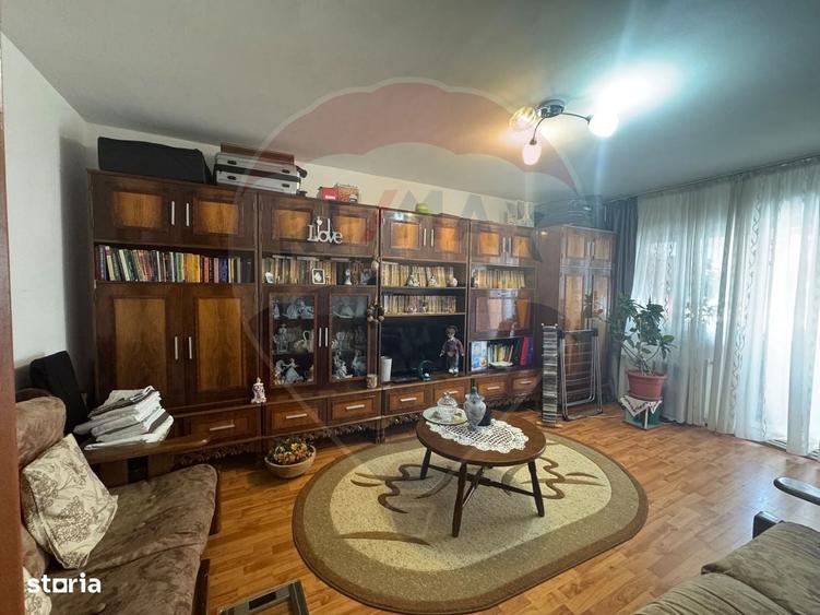 Apartament cu 4 camere decomandat în Craiovița Nouă
