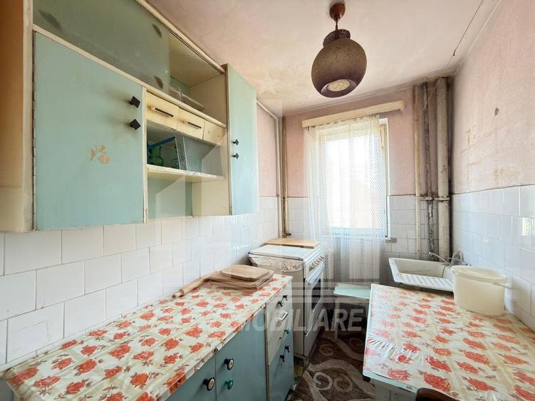 Apartament cu 4 camere semidecomandat în Cetate