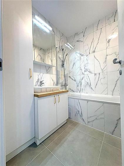 Apartament cu 3 camere semidecomandat, mobilat în Lipovei