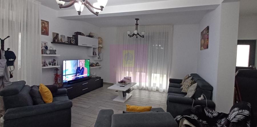 Casă individuală cu 4 camere cu Canalizare în Săbăreni