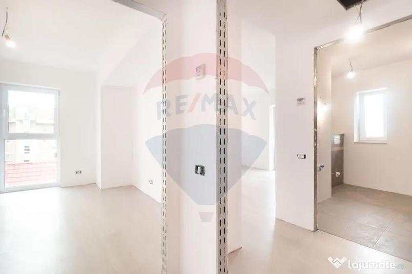 Apartament cu 3 camere semidecomandat în Dămăroaia