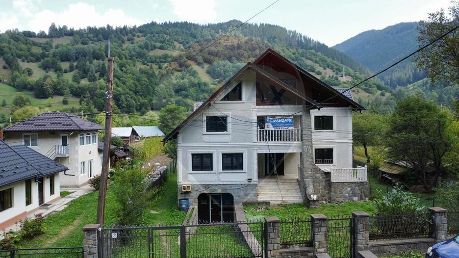 Casă individuală cu 7 camere cu Canalizare în Mădei