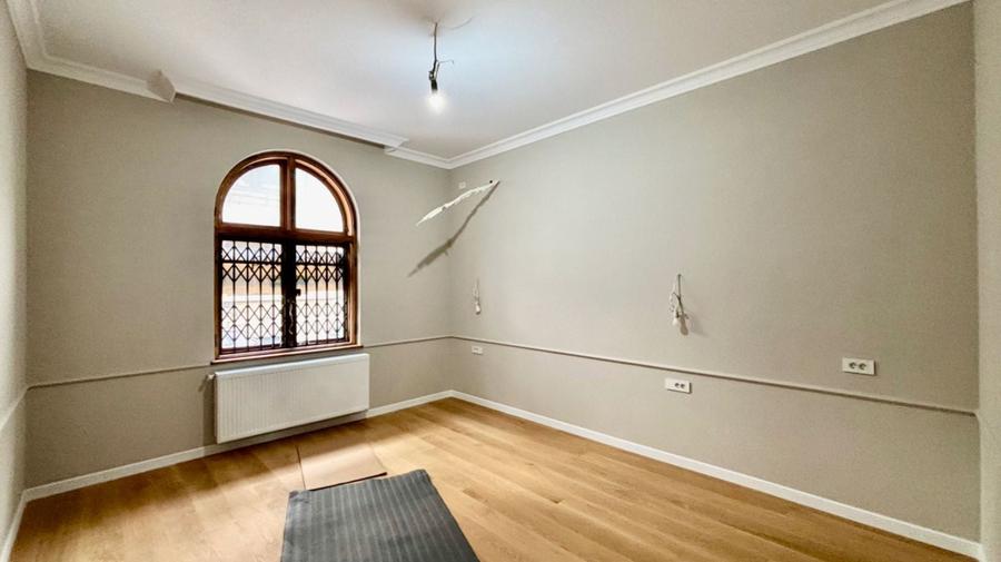 Apartament cu 4 camere în Romană