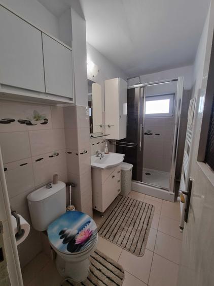 Apartament cu 3 camere semidecomandat, mobilat în Girocului