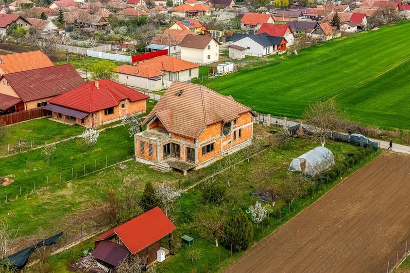 Casă cu 6 camere cu Teren 831 Mp în Zimandcuz