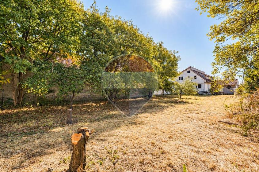 Casă individuală cu 6 camere cu Teren 3115 Mp în Sânpetru