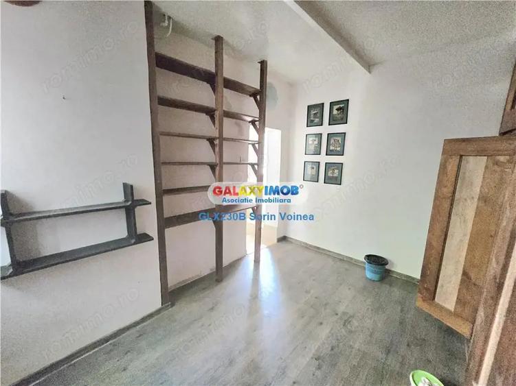 Casă cu 14 camere cu Teren 400 Mp în Titan